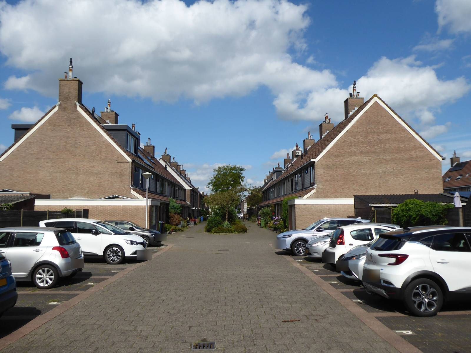Woonstraat met volle parkeervakken aan beide zijden