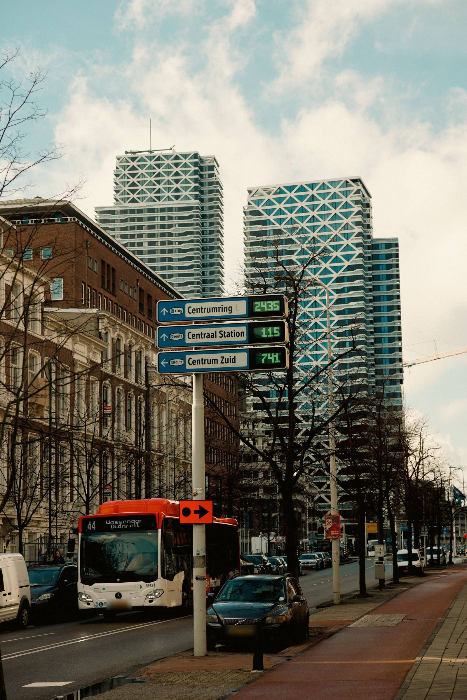 Parkeerverwijsborden in een stad tonen per route het actuele aantal vrije parkeerplaatsen