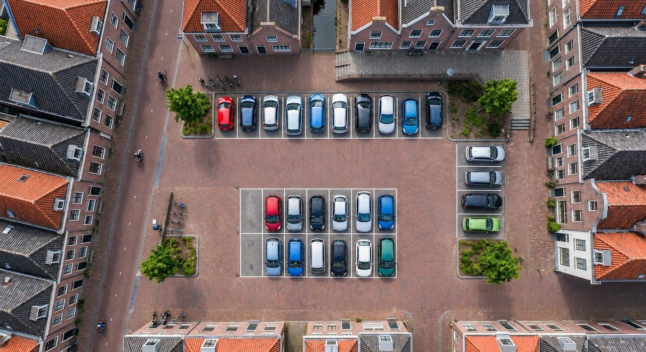 Geparkeerde auto's in een binnenstedelijke woonstraat, van bovenaf gezien